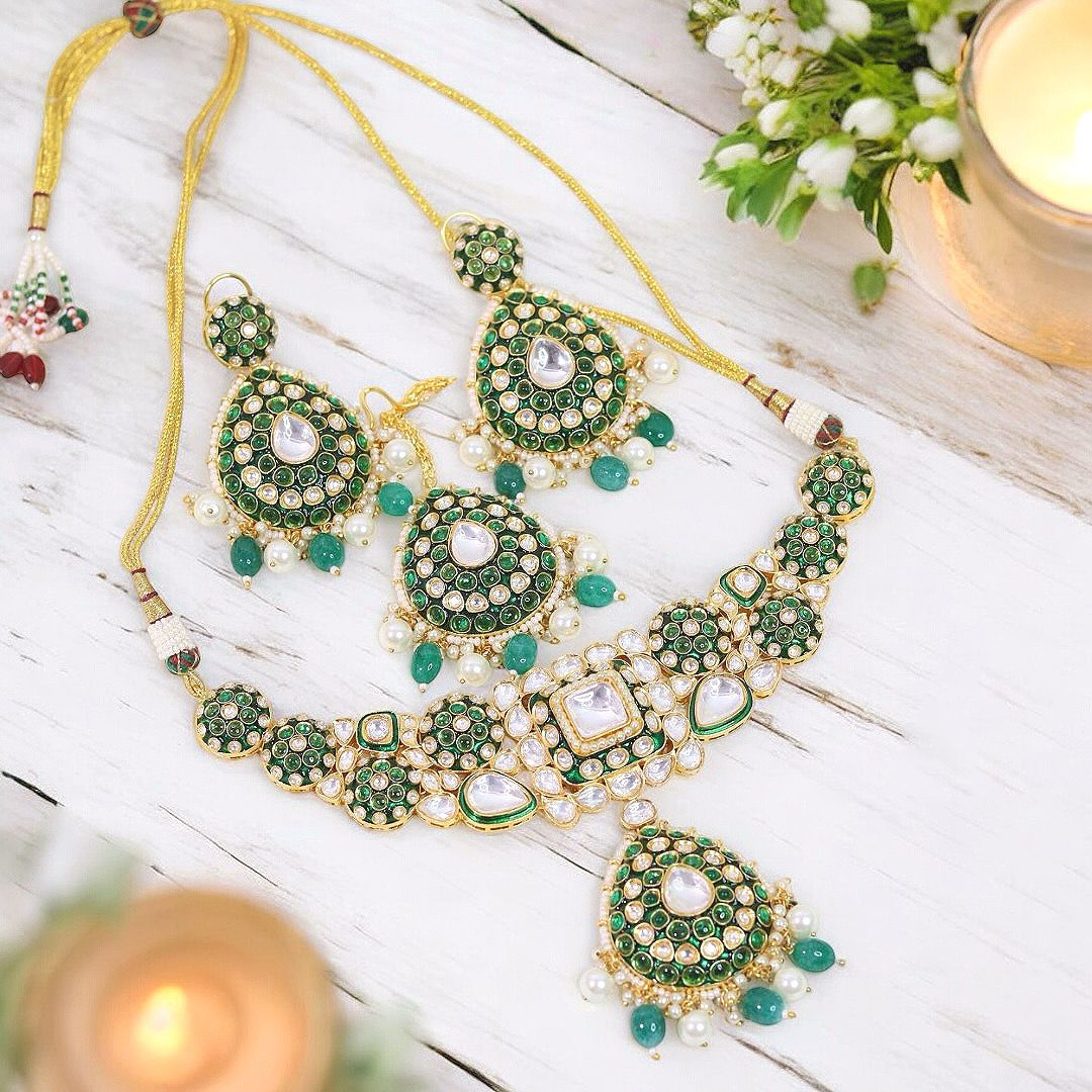 Luxurious Green Stone Kundan Choker Earrings Maangtika Set, Polki Stone Jewely Set, Polki Stones Necklace Set, Wedding Polki Choker Earrings Mangtika Set, Polki Mangtika Jewelry, Indian Polki Choker Set