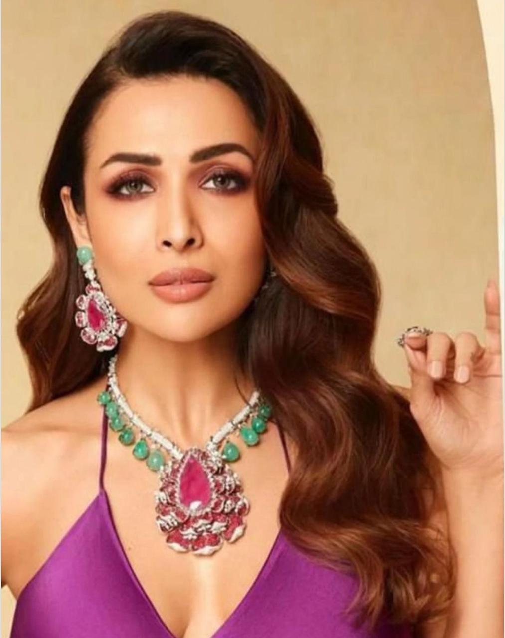 Malaika Arora Inspired Floral Polki Necklace Set, Indian Celebrity Polki Necklace Set, Malaika Arora Jewelry Set, Bollywood Polki Jewelry Set, Pakistani Polki Jewelry