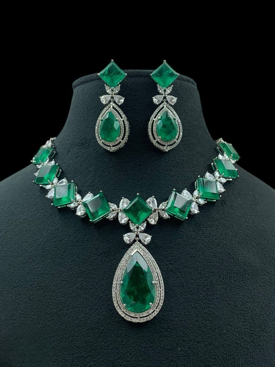 Exquisite Emerald Green Diamond Necklace Set – Royal Elegance