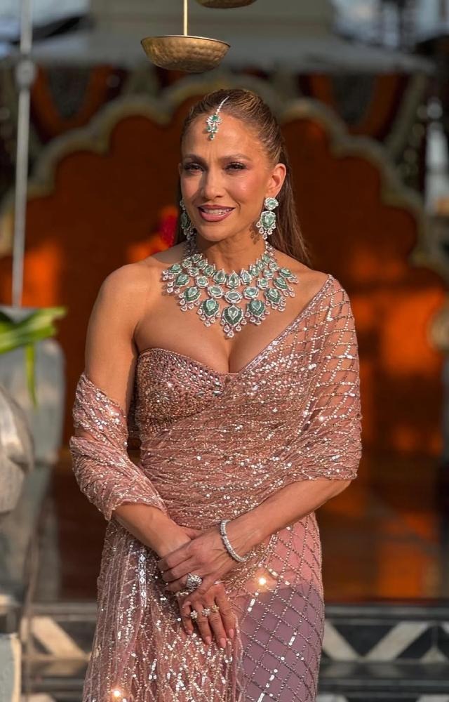 Celebrity Inspired Emerald Green Kundan Bridal Jewellery Set with Earrings & Maang Tikka | Luxury Indian Bridal Necklace Set
