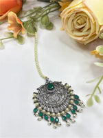 Antique Silver Finish Maang Tikka with Green Stones & Pearl Drops – Traditional Bridal Jewelry
