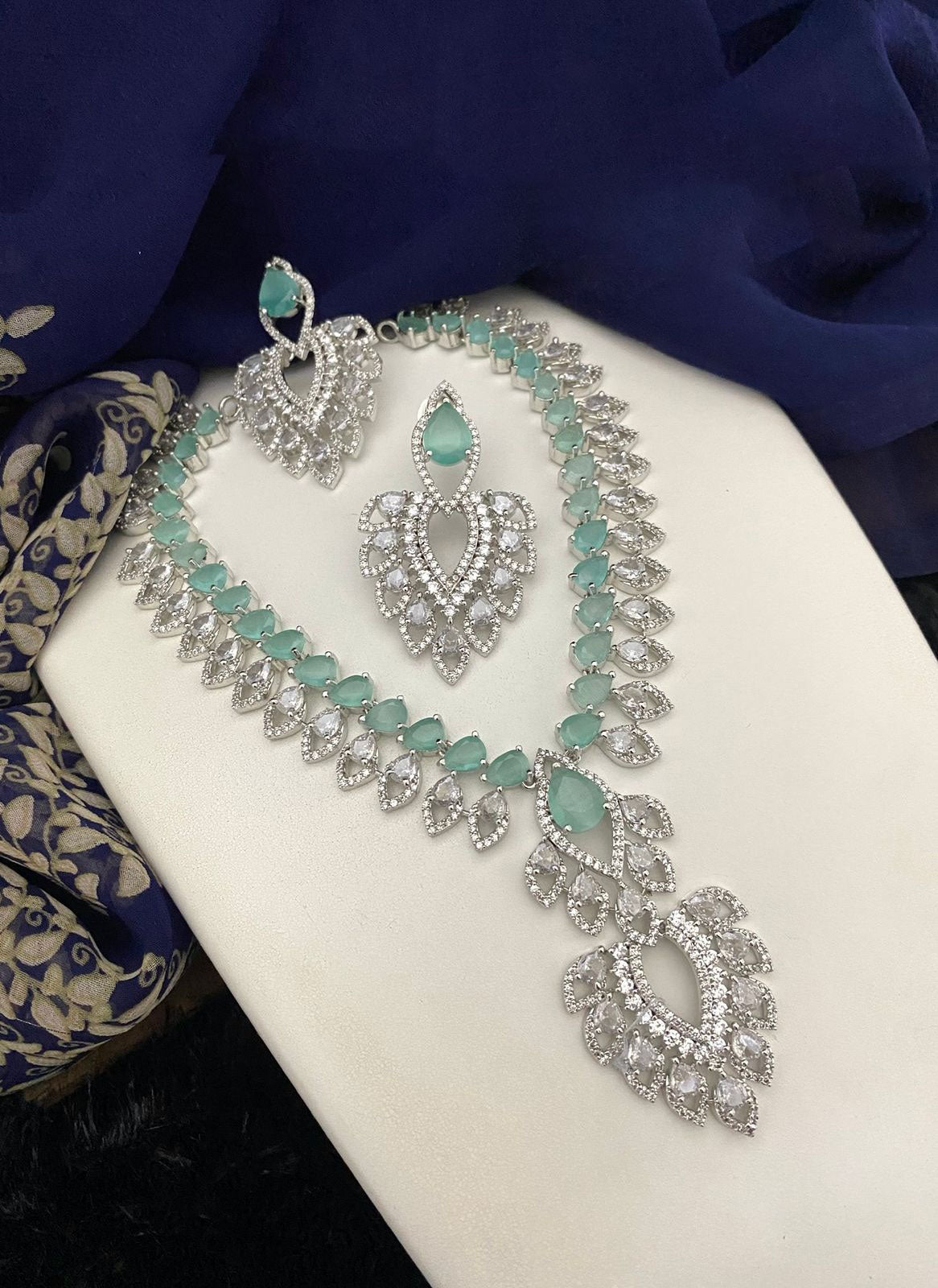 Teardrop Leafy Shapes And Pear Stone Necklace Earrings for Luxurious Appearance in Weddings and Special Occations